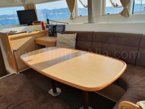 La tapicería de los sofas del salón es nueva en el catamaran de alquiler en Ibiza Lagoon 420