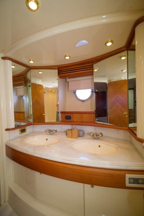 Baño privado de la suite en el yate Azimut 68 para alquileres de un día o pernoctas en Formentera