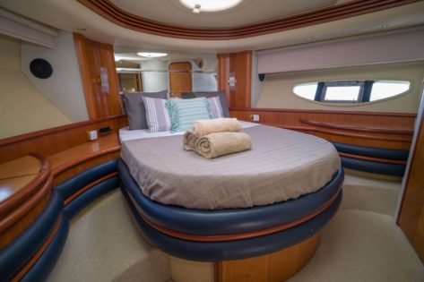 Cabina principal VIP del yate en alquiler Azimut 68 con cama doble