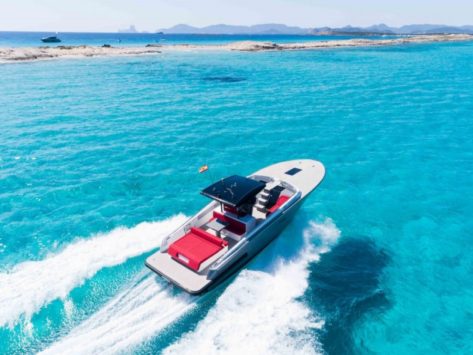 Yate Canados 42 en alquiler en Ibiza y Formentera con sus motores a toda potencia
