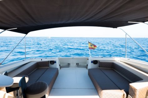Sofás enormes en la zona exterior con capota para barcos a motor de alquiler en Ibiza y Formentera