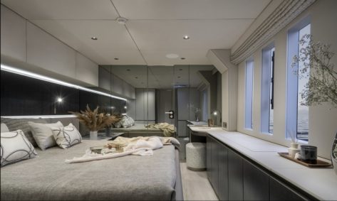 Cabina doble con vistas desde la cama y acceso a baño privado en el catamarán SunReef 70