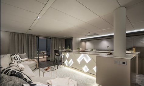 Salón de concepto abierto con acceso a la cocina del catamarán SunReef 70