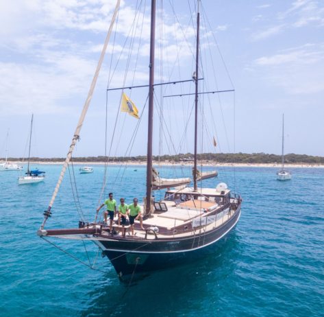 Vista frontal con tripulacion de la Goleta de madera en aguas de Ibiza